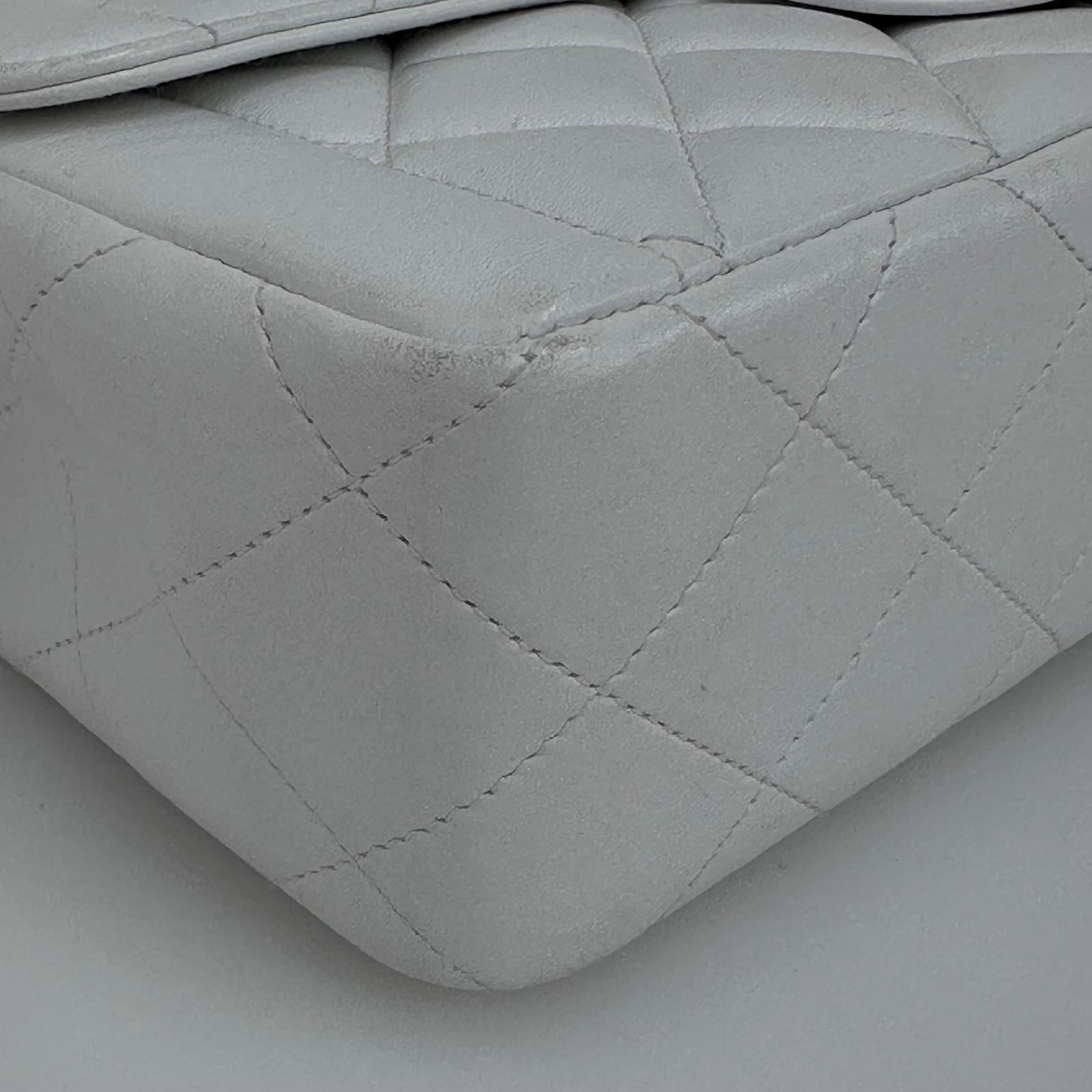 Chanel Borsa Vintage Classic Flap bianca in pelle matelassé