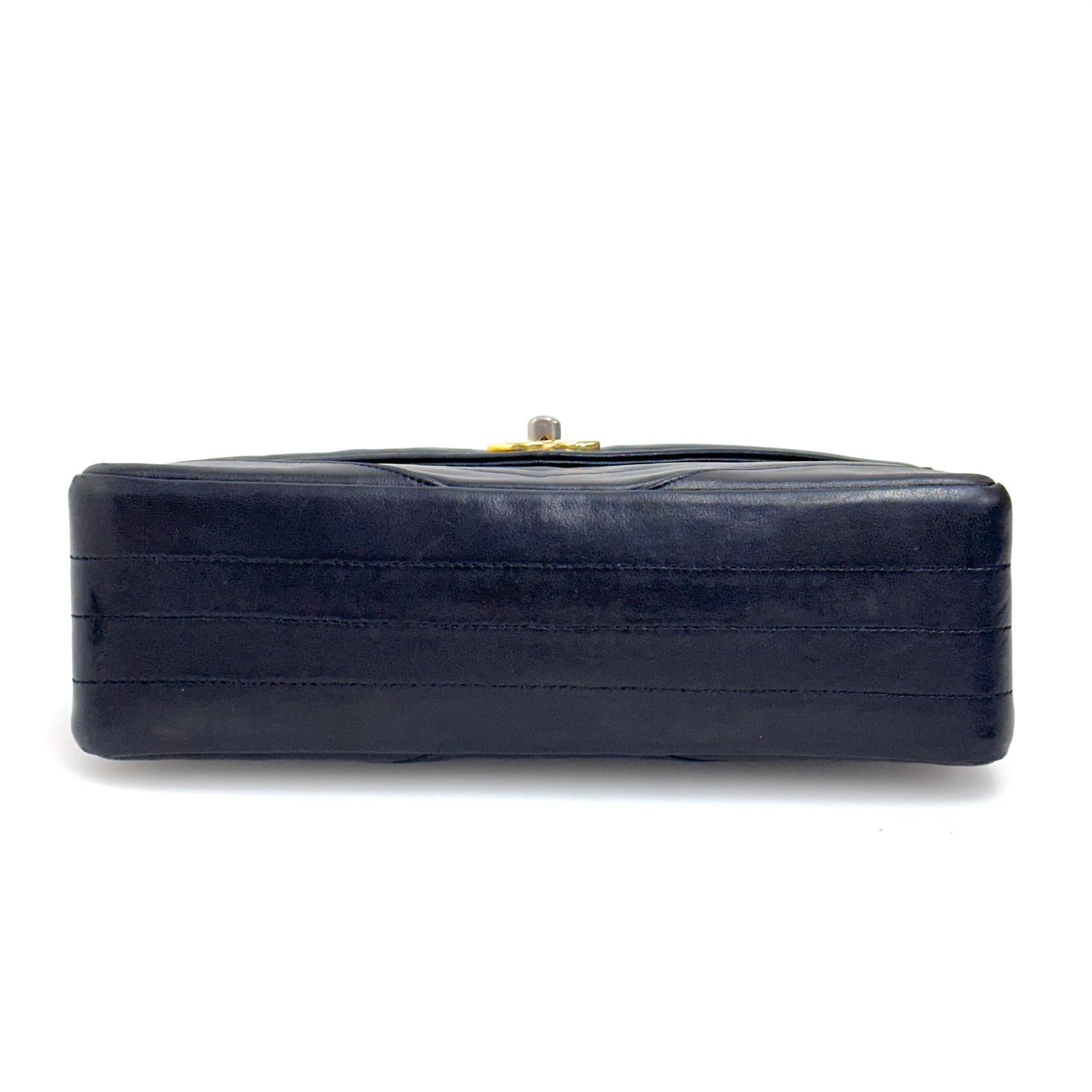 Chanel Borsa a spalla Chevron Vintage nera in pelle