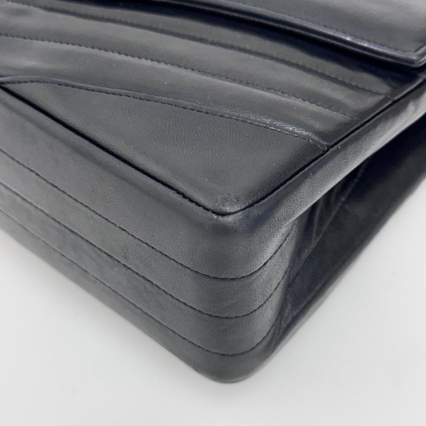 Chanel Borsa a spalla Chevron Vintage nera in pelle