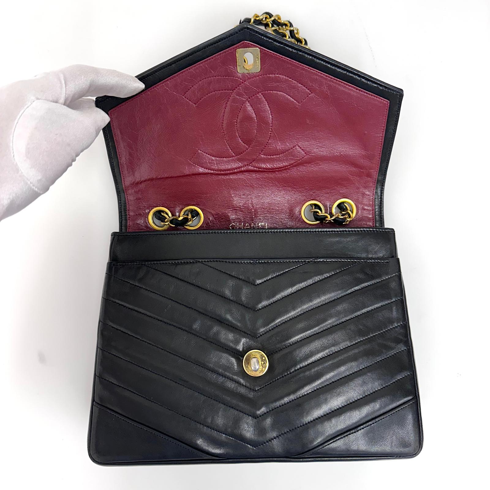 Chanel Borsa a spalla Chevron Vintage nera in pelle