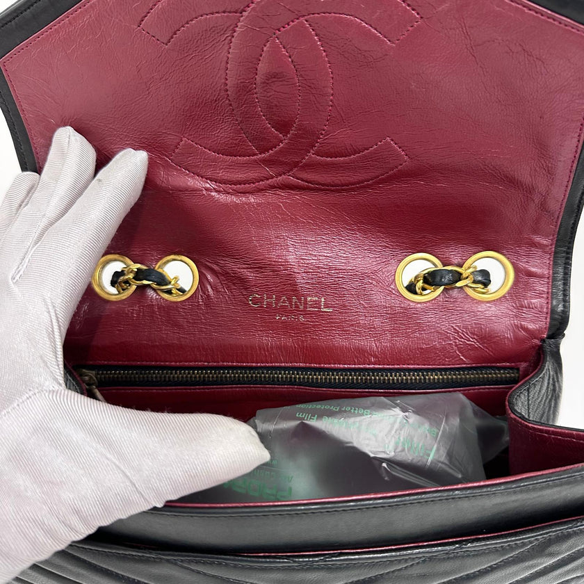 Chanel Borsa a spalla Chevron Vintage nera in pelle