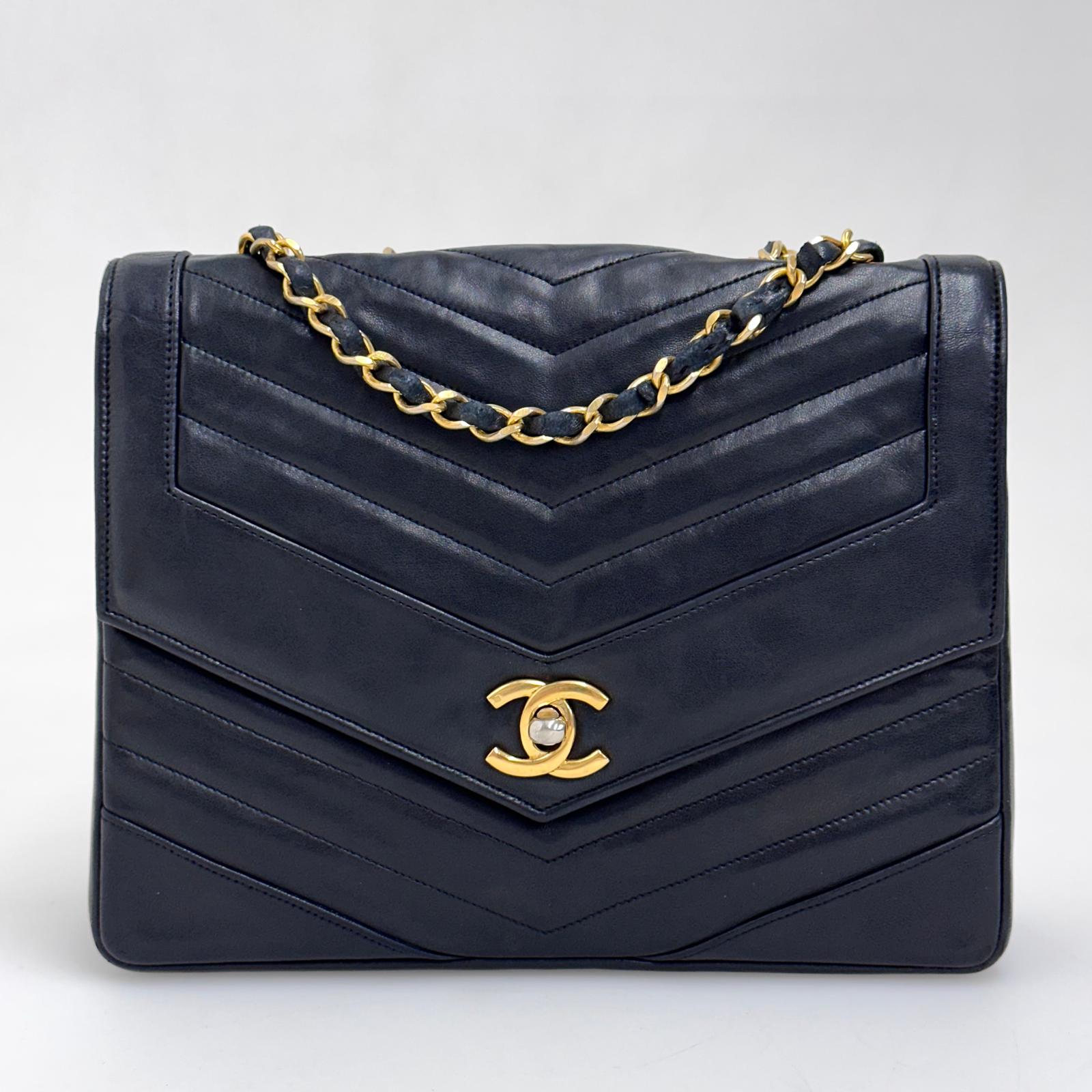 Chanel Borsa a spalla Chevron Vintage nera in pelle