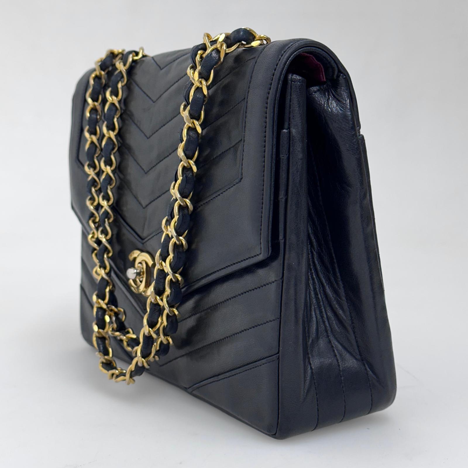 Chanel Borsa a spalla Chevron Vintage nera in pelle