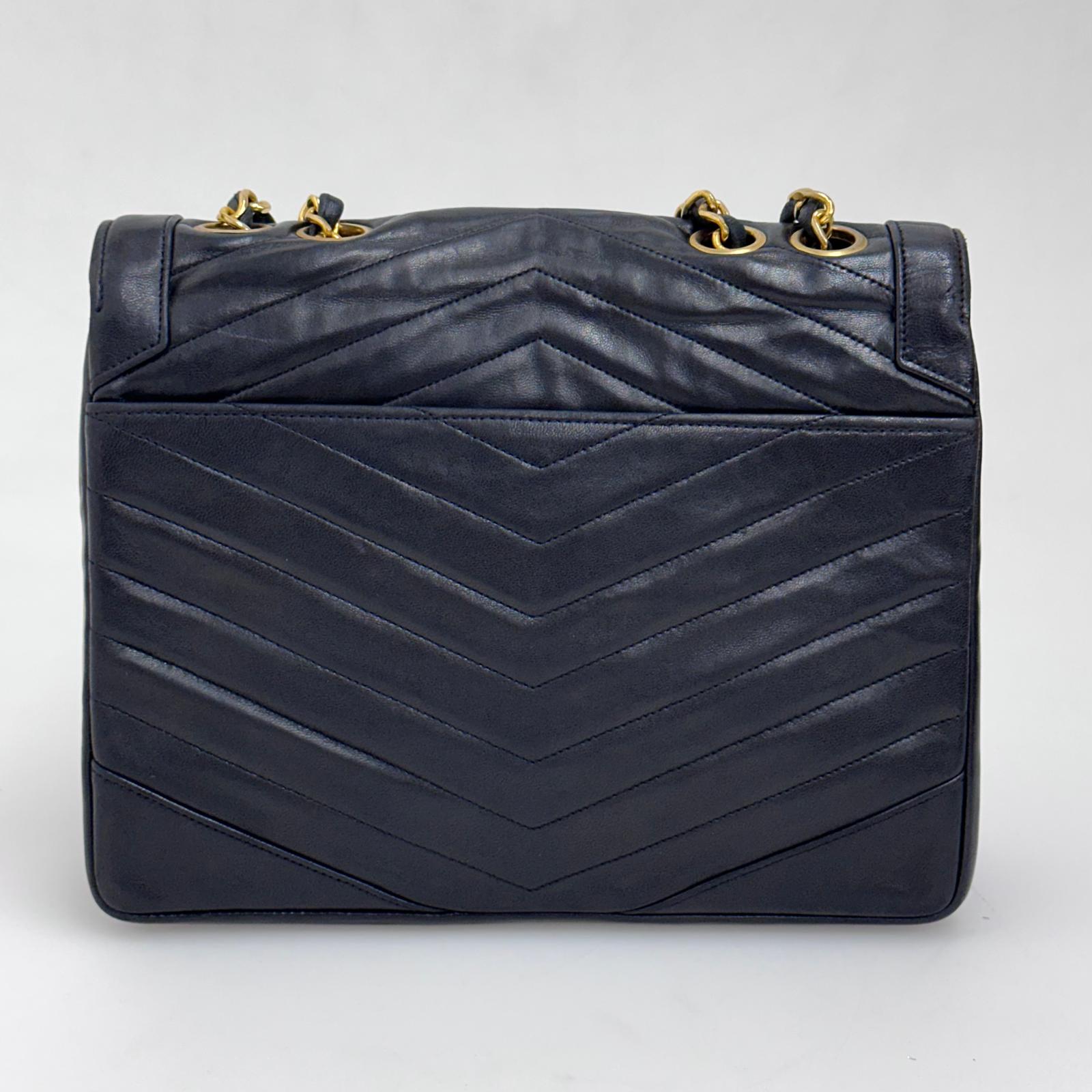 Chanel Borsa a spalla Chevron Vintage nera in pelle