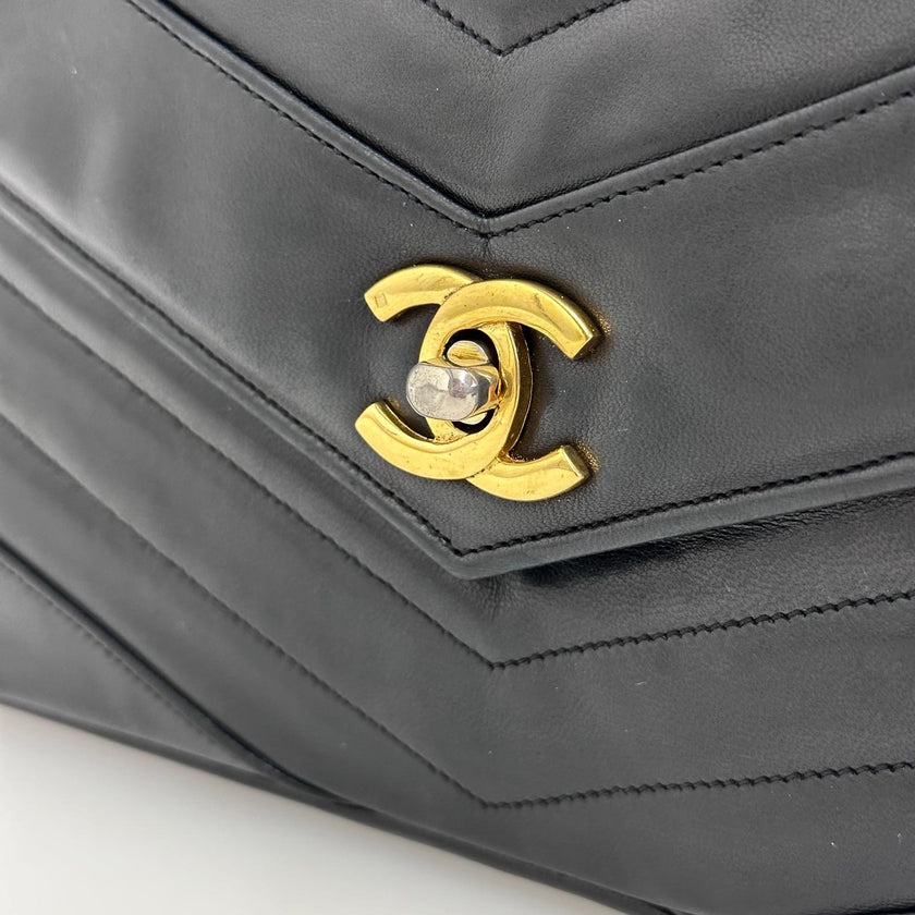 Chanel Borsa a spalla Chevron Vintage nera in pelle