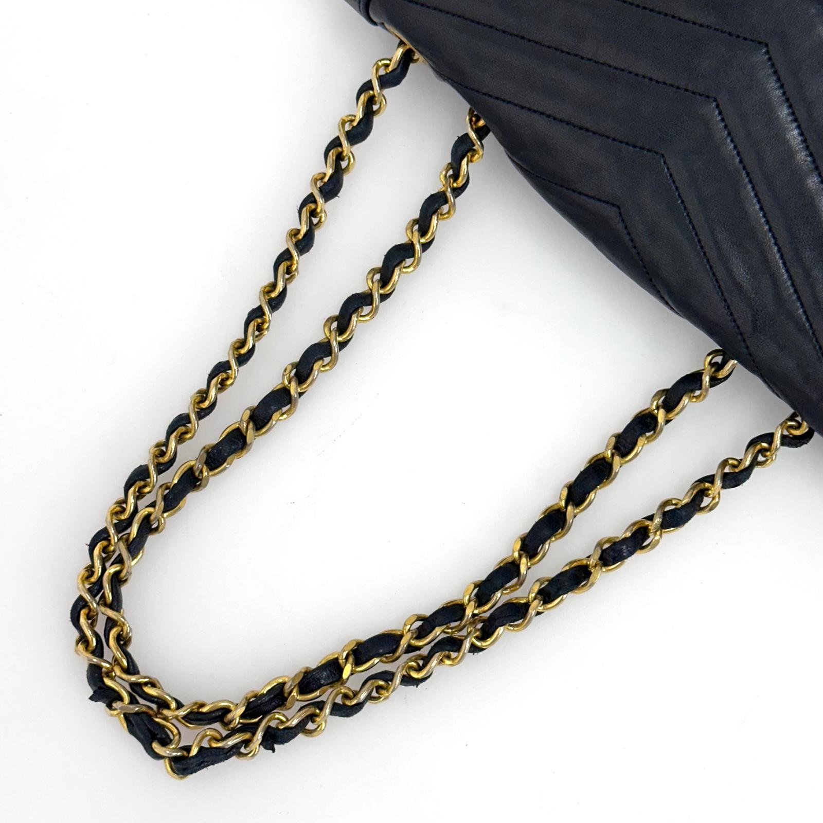 Chanel Borsa a spalla Chevron Vintage nera in pelle