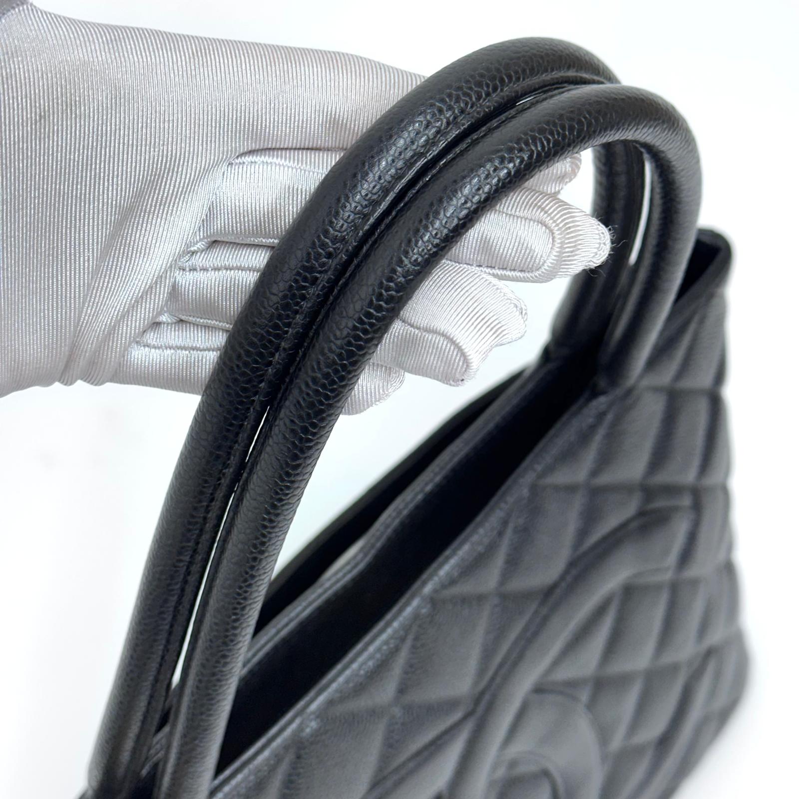 Chanel Borsa a spalla Medaillon Tote in pelle Caviar nera