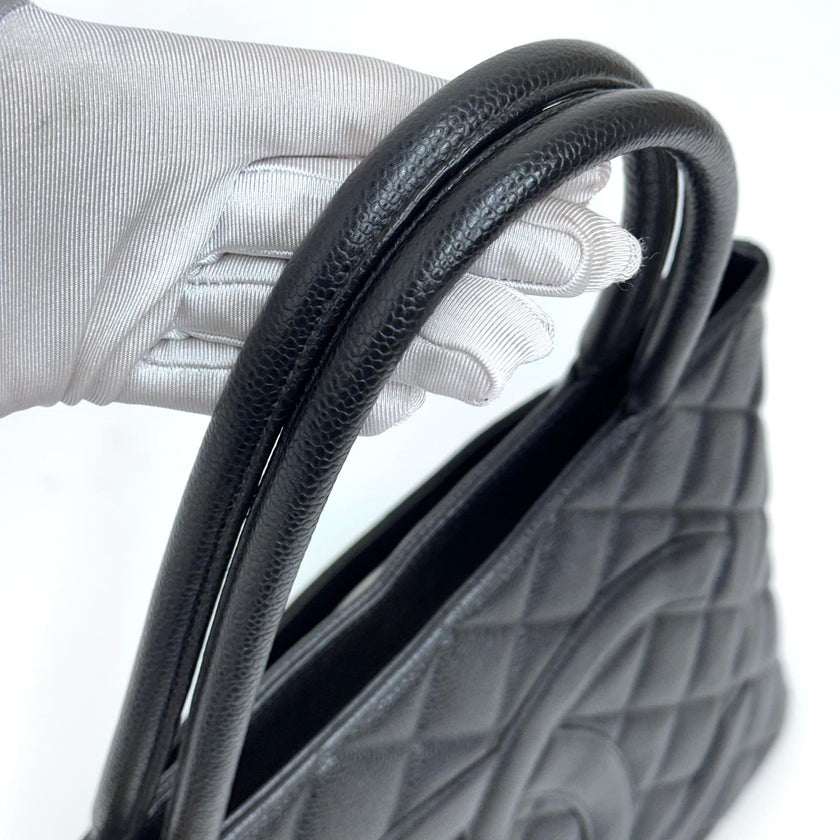 Chanel Borsa a spalla Medaillon Tote in pelle Caviar nera