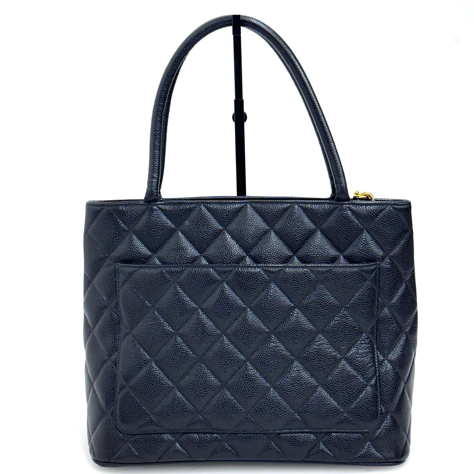 Chanel Borsa a spalla Medaillon Tote in pelle Caviar nera