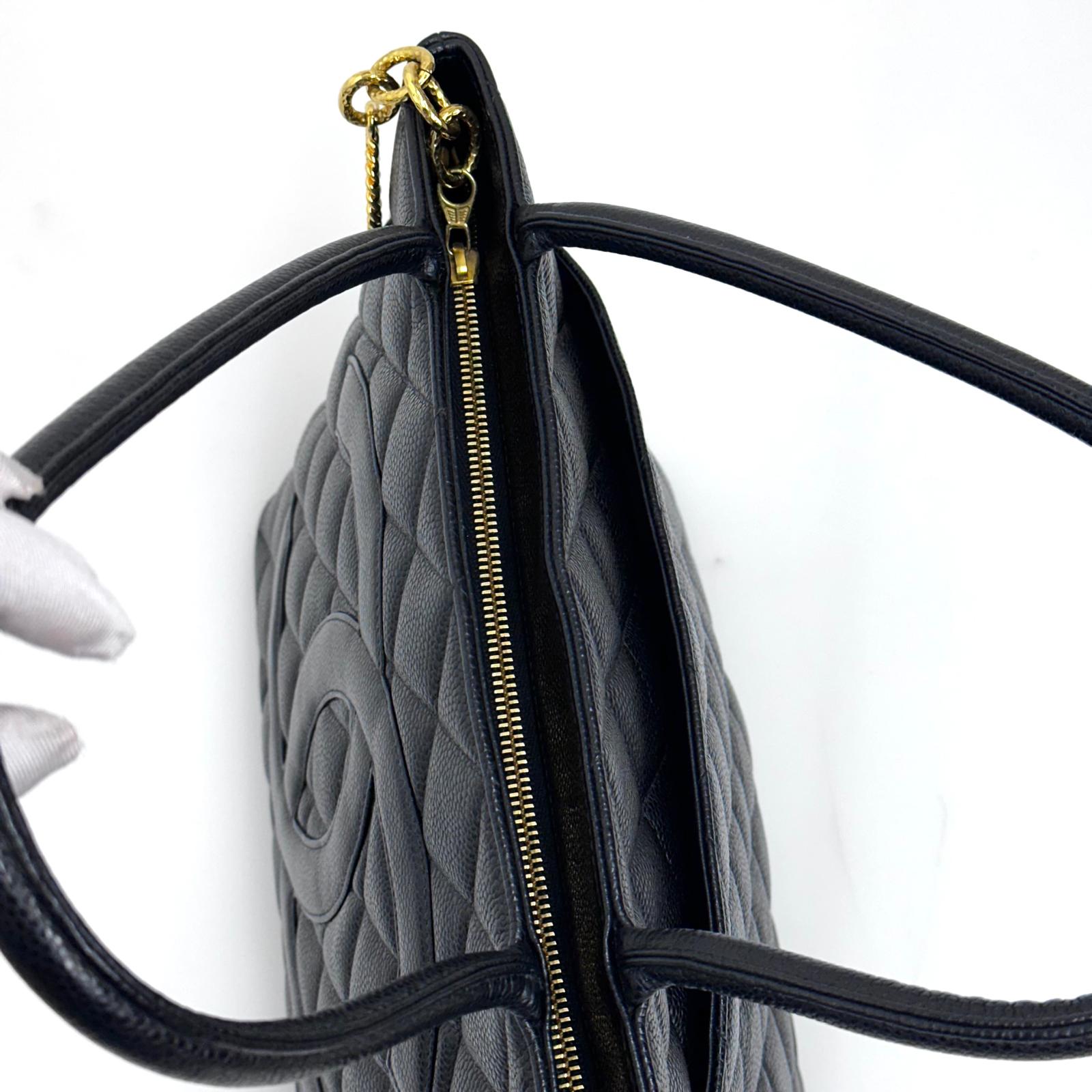 Chanel Borsa a spalla Medaillon Tote in pelle Caviar nera