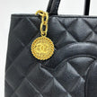 Chanel Borsa a spalla Medaillon Tote in pelle Caviar nera