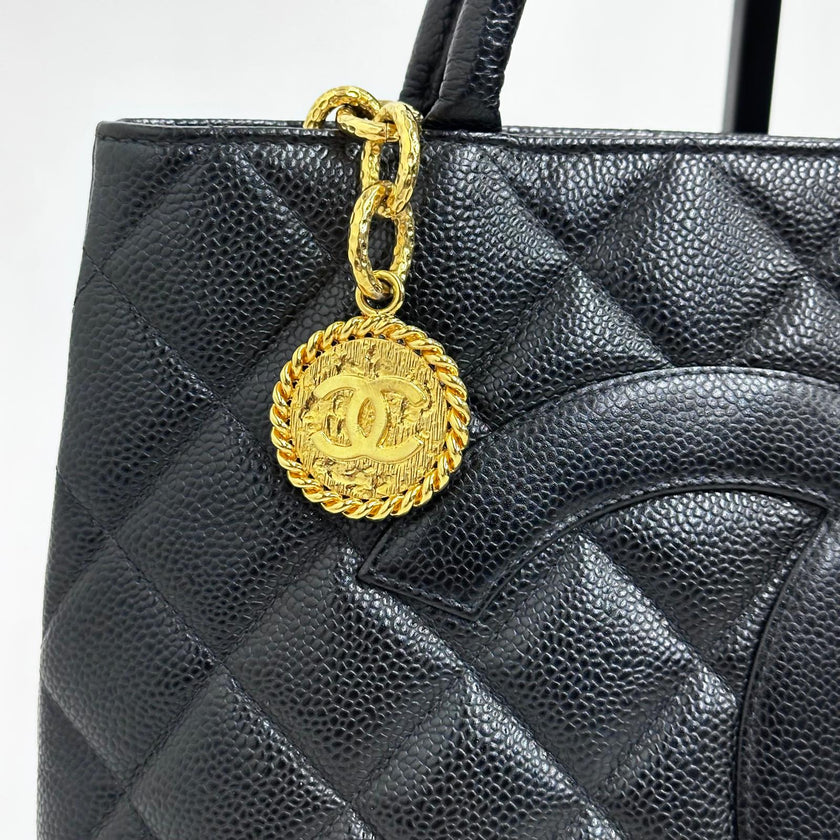 Chanel Borsa a spalla Medaillon Tote in pelle Caviar nera