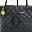 Chanel Borsa a spalla Medaillon Tote in pelle Caviar nera