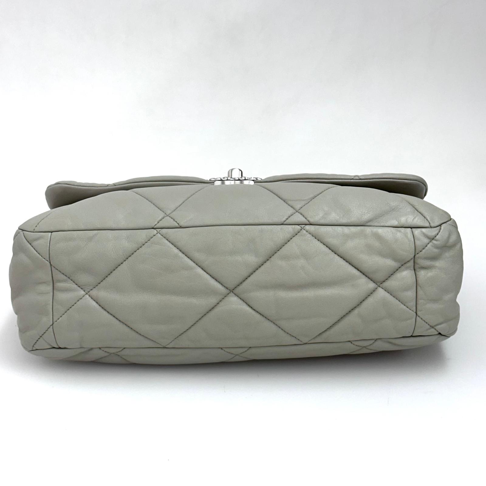 Chanel Borsa a spalla in pelle matelassé grigio salvia Chanel 19 Extra Large