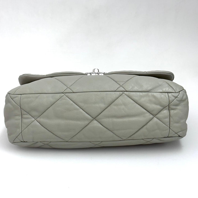 Chanel Borsa a spalla in pelle matelassé grigio salvia Chanel 19 Extra Large