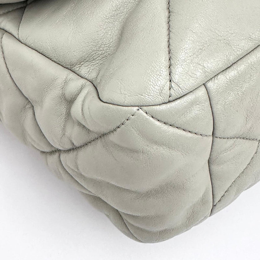 Chanel Borsa a spalla in pelle matelassé grigio salvia Chanel 19 Extra Large