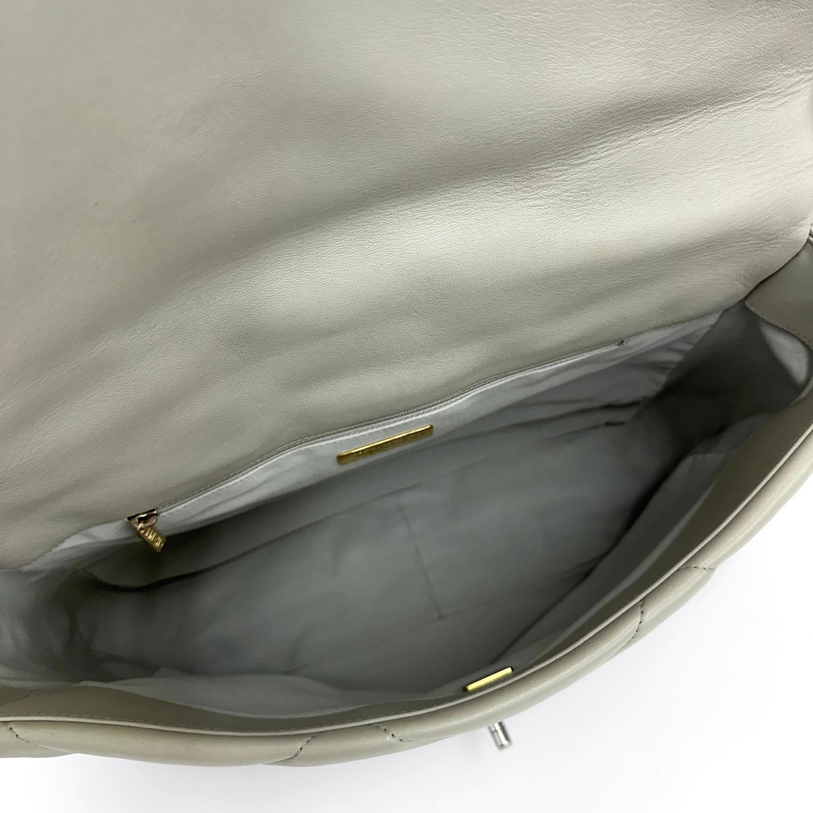 Chanel Borsa a spalla in pelle matelassé grigio salvia Chanel 19 Extra Large