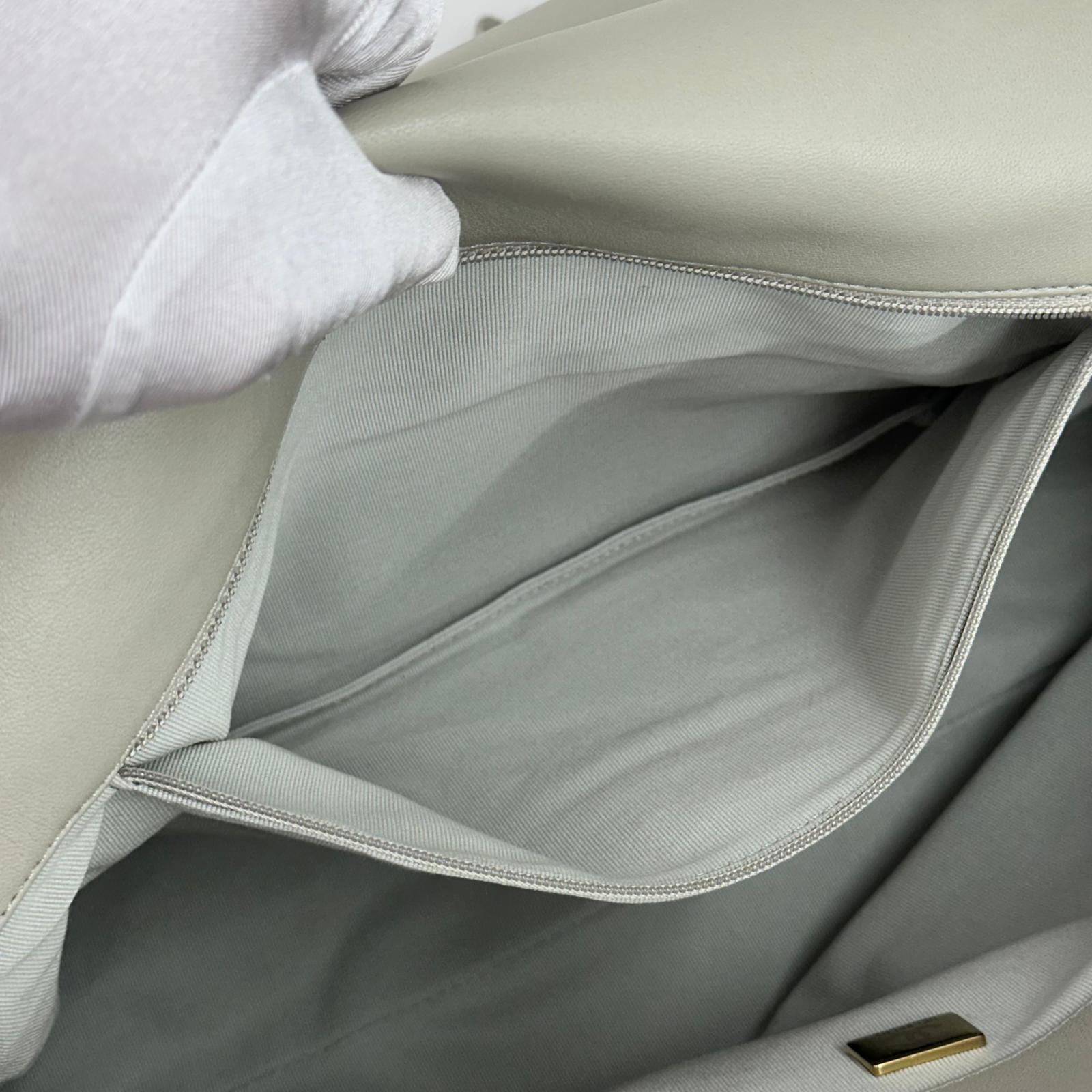 Chanel Borsa a spalla in pelle matelassé grigio salvia Chanel 19 Extra Large