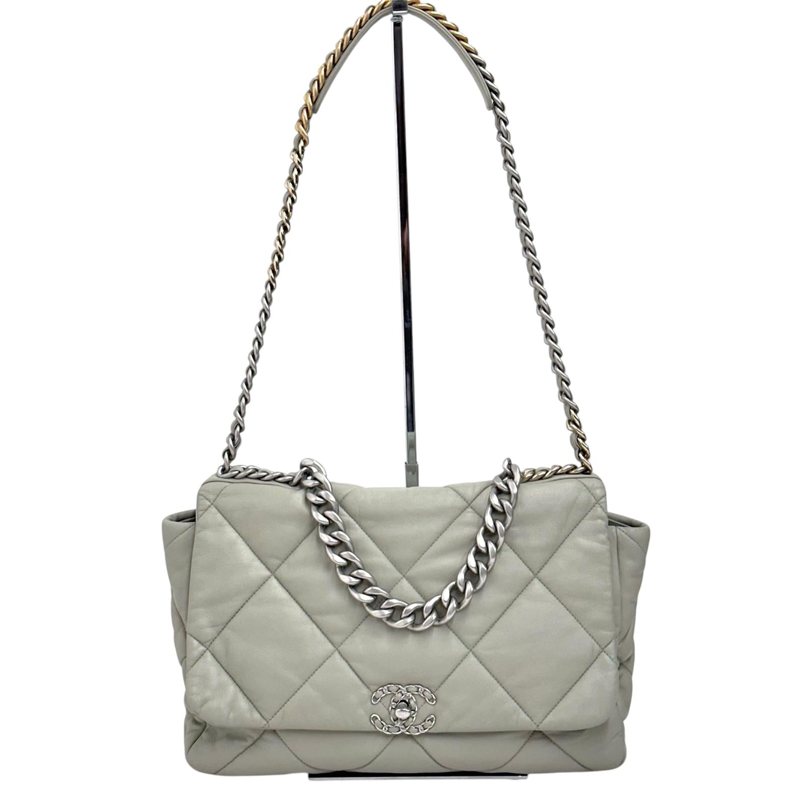 Chanel Borsa a spalla in pelle matelassé grigio salvia Chanel 19 Extra Large