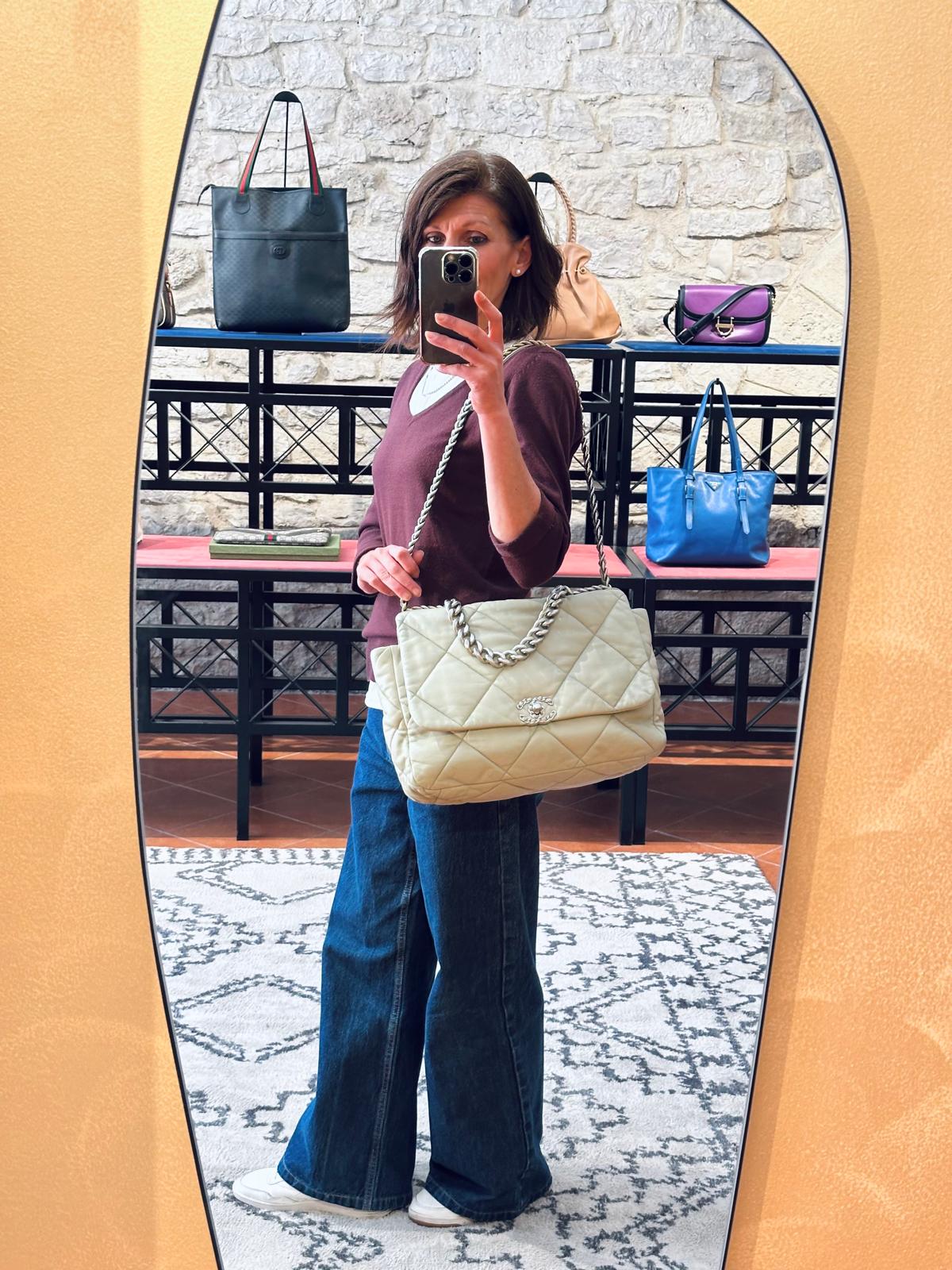 Chanel Borsa a spalla in pelle matelassé grigio salvia Chanel 19 Extra Large