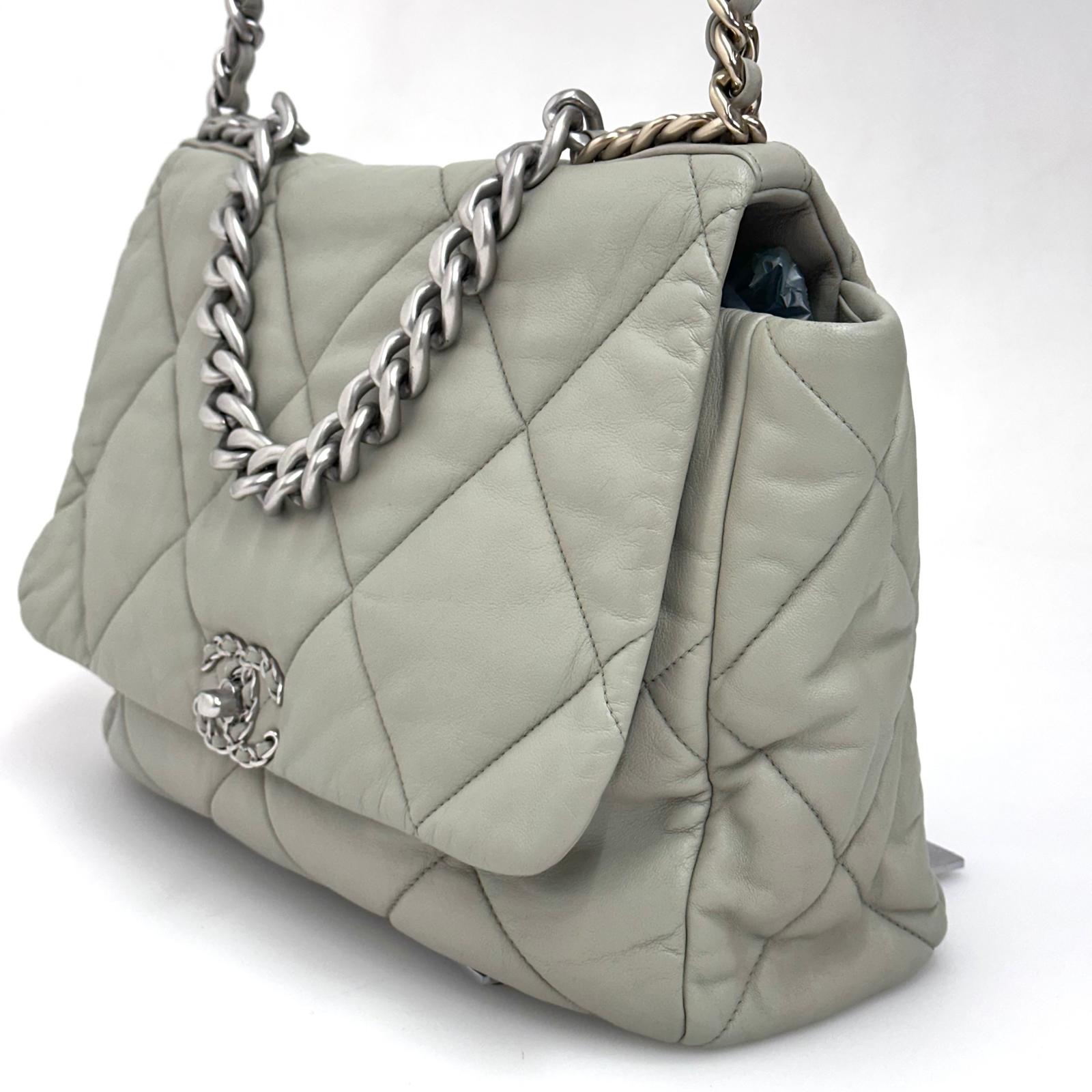 Chanel Borsa a spalla in pelle matelassé grigio salvia Chanel 19 Extra Large