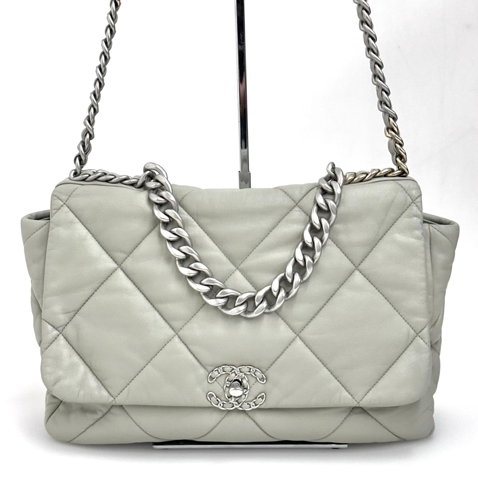 Chanel Borsa a spalla in pelle matelassé grigio salvia Chanel 19 Extra Large