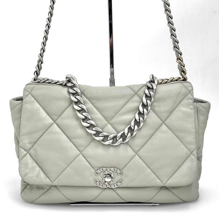 Chanel Borsa a spalla in pelle matelassé grigio salvia Chanel 19 Extra Large