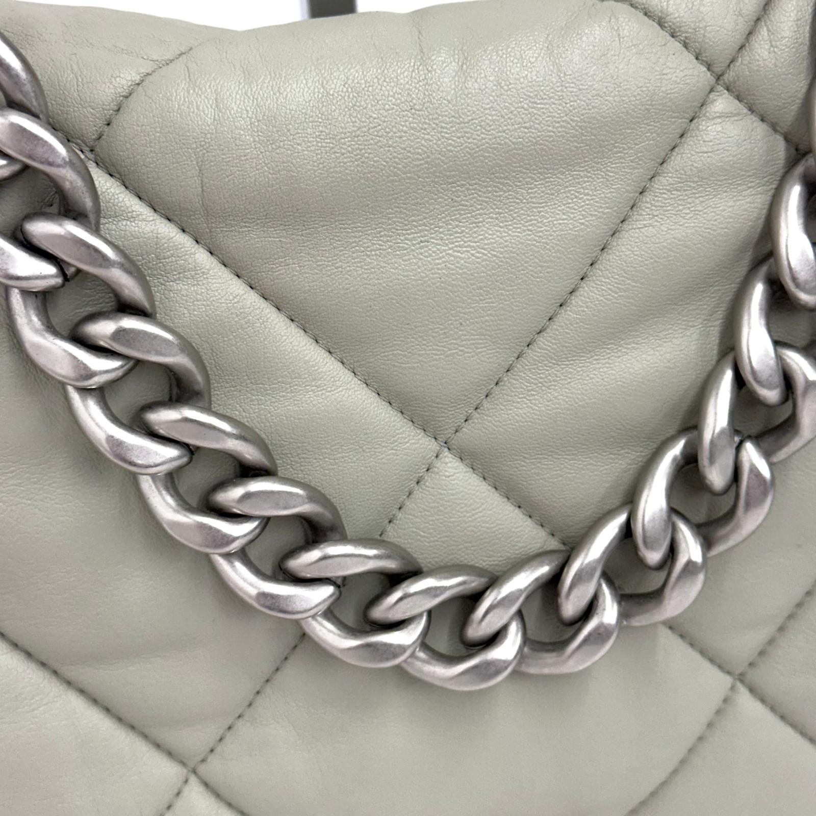 Chanel Borsa a spalla in pelle matelassé grigio salvia Chanel 19 Extra Large