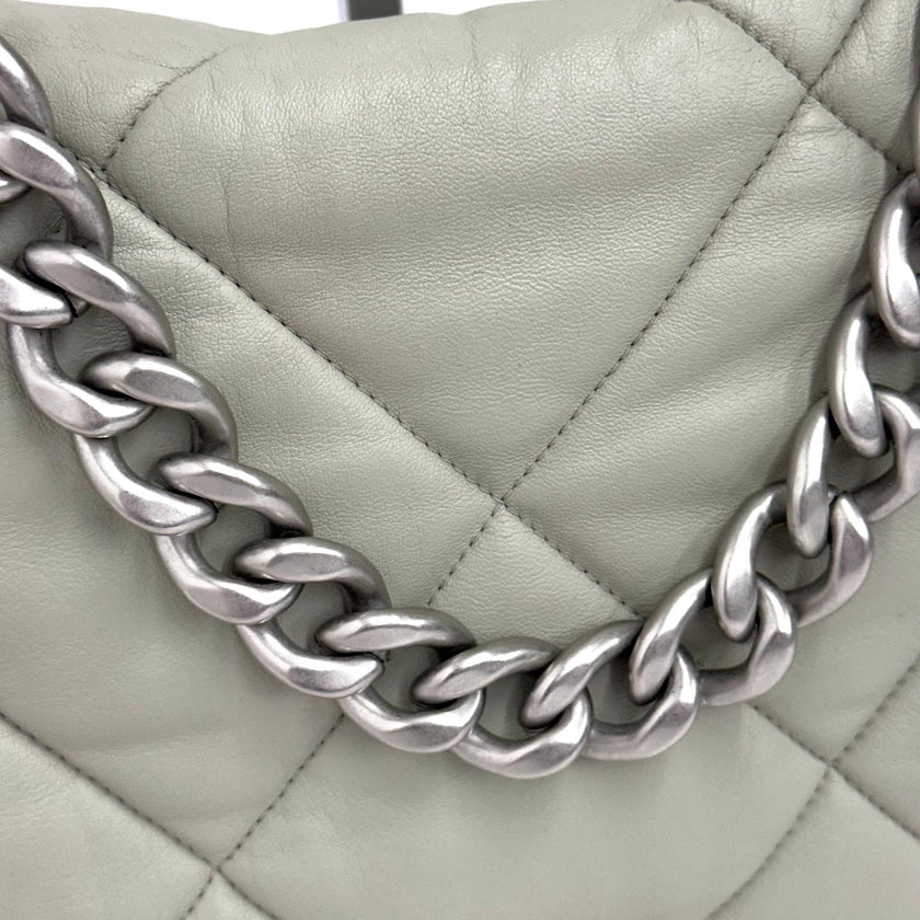 Chanel Borsa a spalla in pelle matelassé grigio salvia Chanel 19 Extra Large