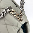 Chanel Borsa a spalla in pelle matelassé grigio salvia Chanel 19 Extra Large