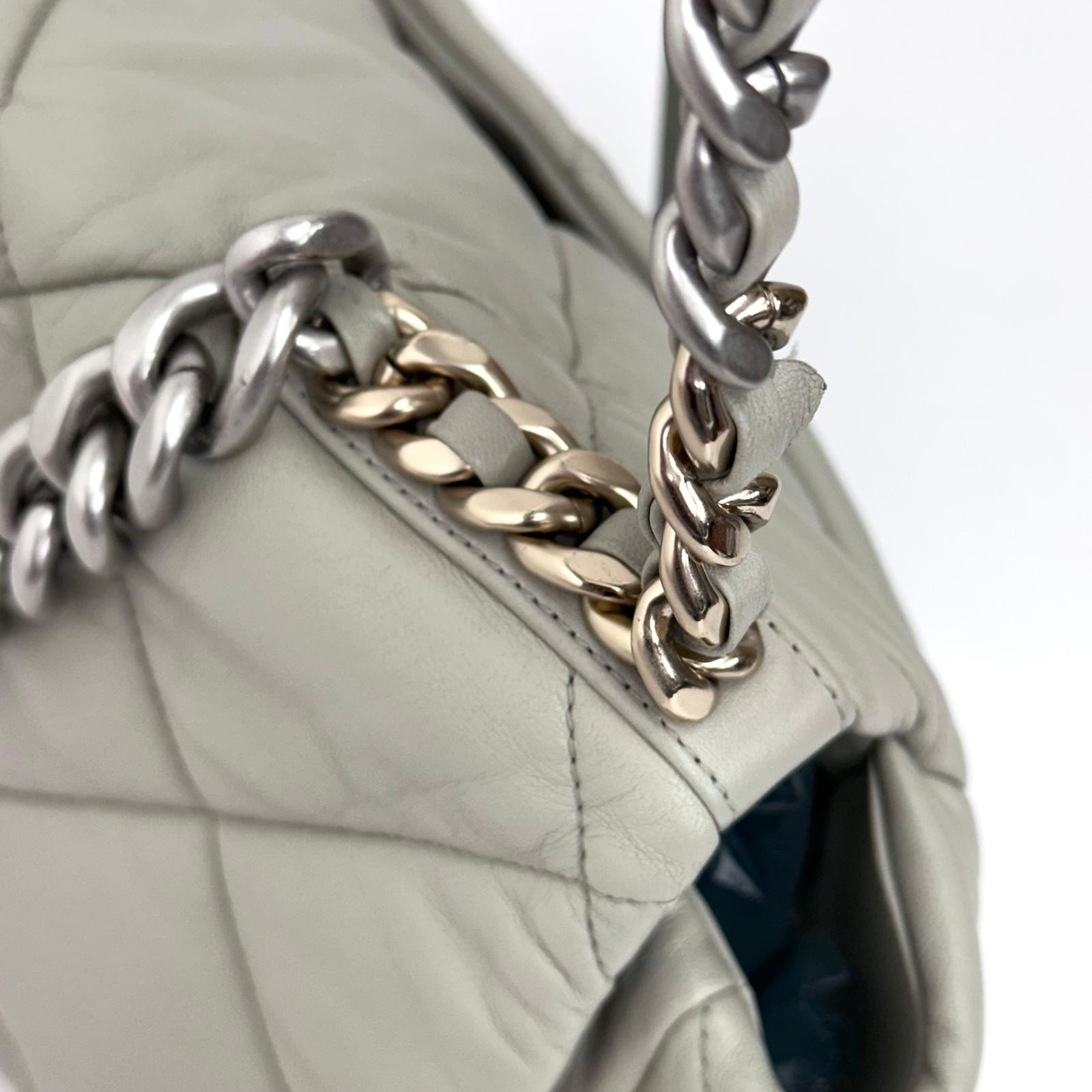 Chanel Borsa a spalla in pelle matelassé grigio salvia Chanel 19 Extra Large