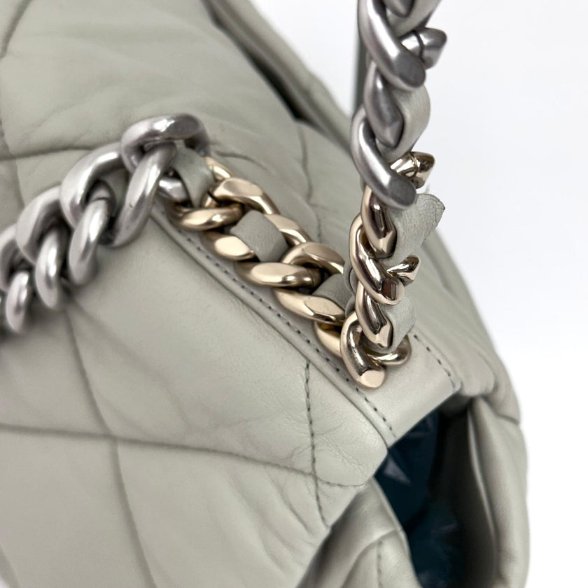 Chanel Borsa a spalla in pelle matelassé grigio salvia Chanel 19 Extra Large