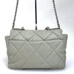 Chanel Borsa a spalla in pelle matelassé grigio salvia Chanel 19 Extra Large