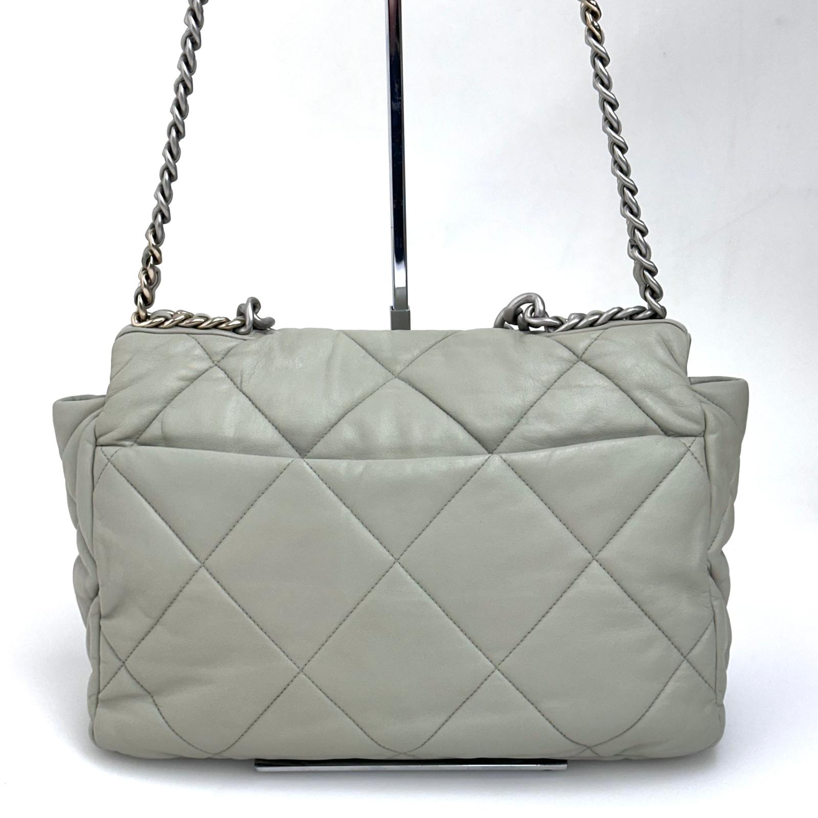 Chanel Borsa a spalla in pelle matelassé grigio salvia Chanel 19 Extra Large