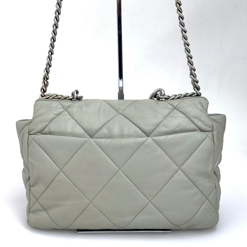 Chanel Borsa a spalla in pelle matelassé grigio salvia Chanel 19 Extra Large