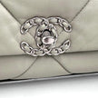 Chanel Borsa a spalla in pelle matelassé grigio salvia Chanel 19 Extra Large