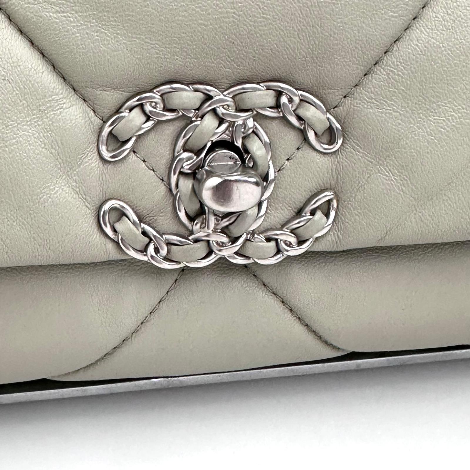 Chanel Borsa a spalla in pelle matelassé grigio salvia Chanel 19 Extra Large