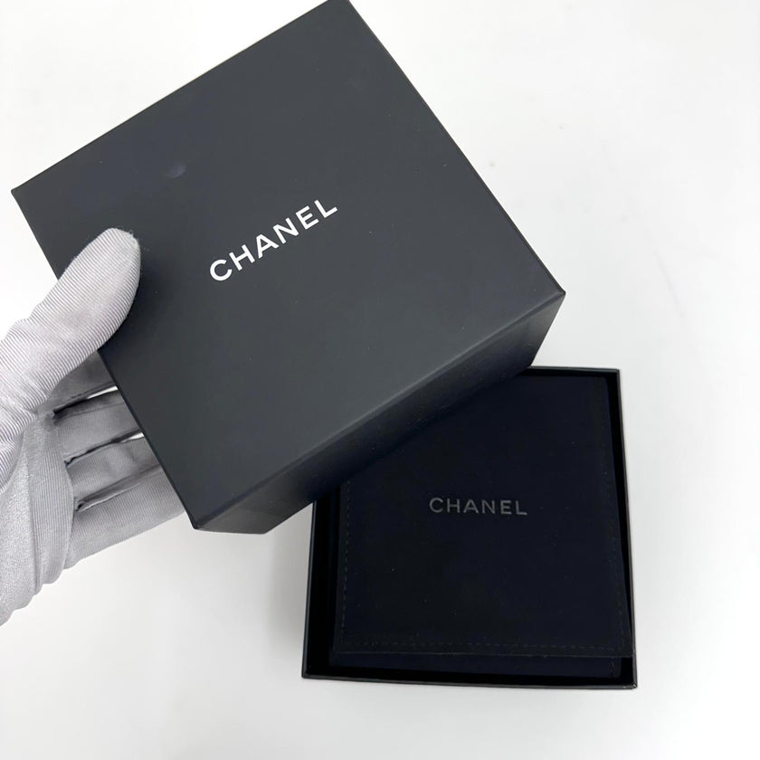 Chanel Bracciale rigido GP oro con perle e anelli mobili – Autunno 2022