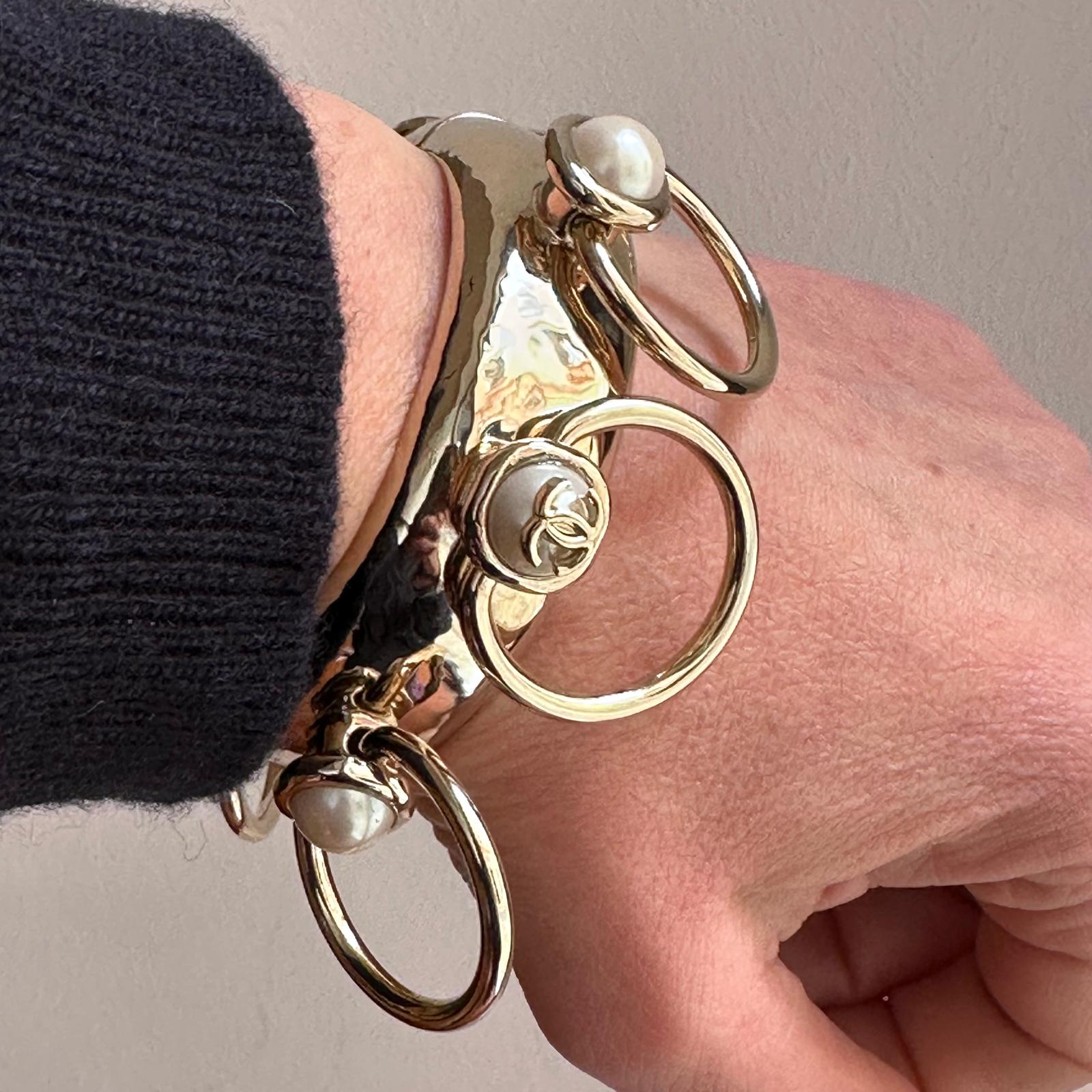 Chanel Bracciale rigido GP oro con perle e anelli mobili – Autunno 2022