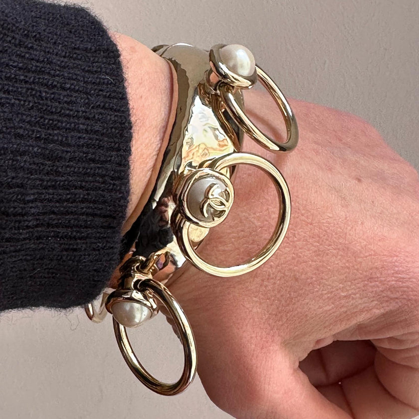 Chanel Bracciale rigido GP oro con perle e anelli mobili – Autunno 2022