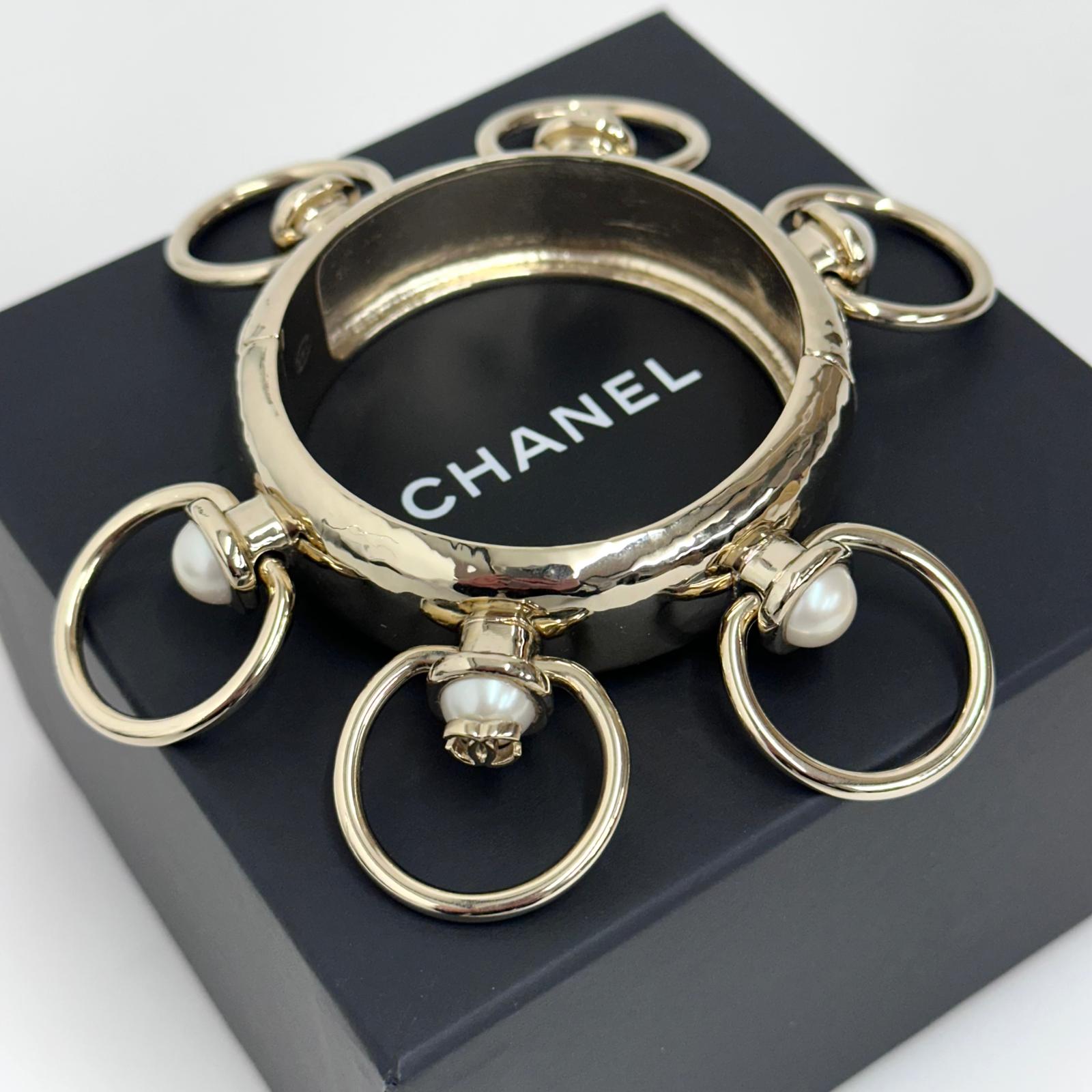 Chanel Bracciale rigido GP oro con perle e anelli mobili – Autunno 2022