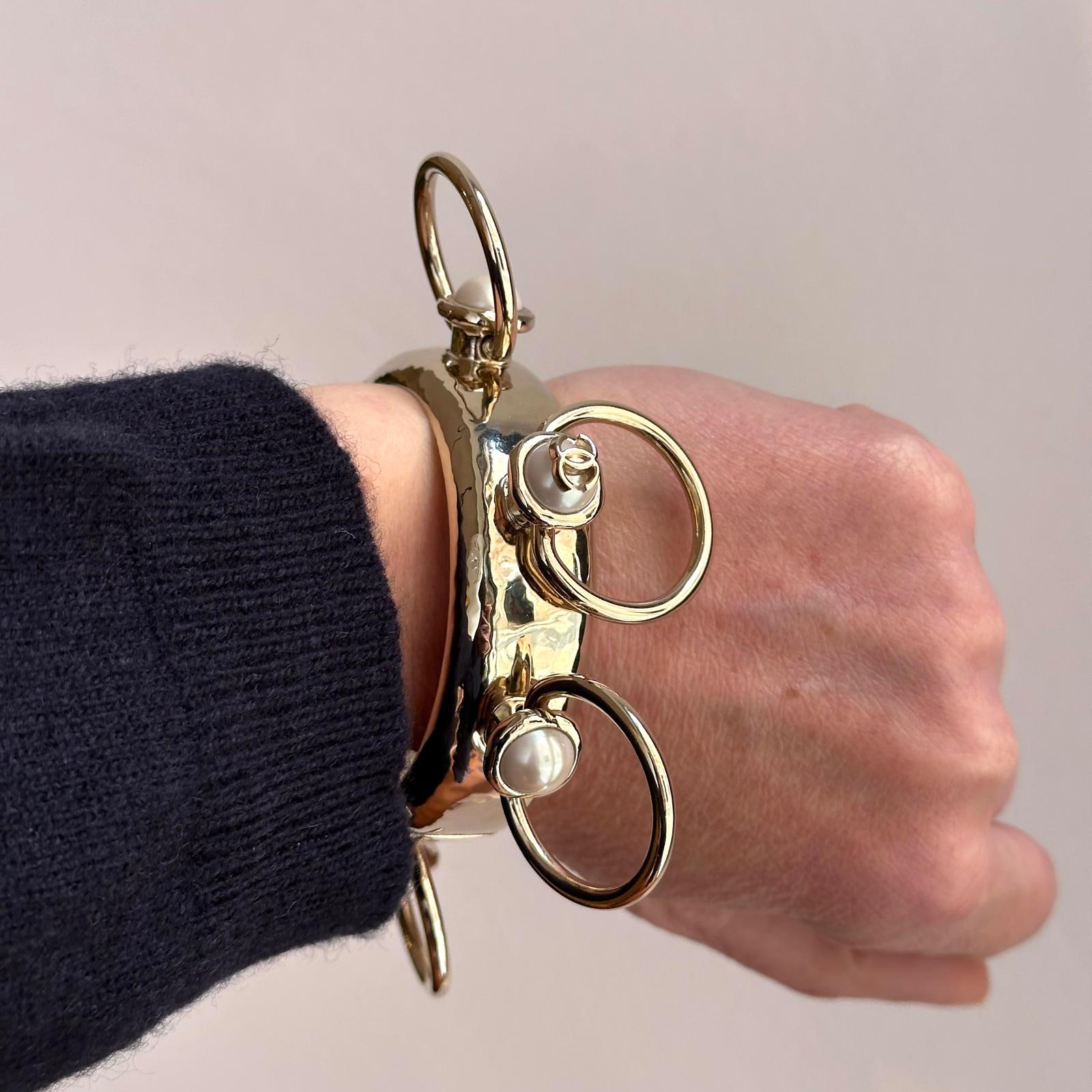 Chanel Bracciale rigido GP oro con perle e anelli mobili – Autunno 2022