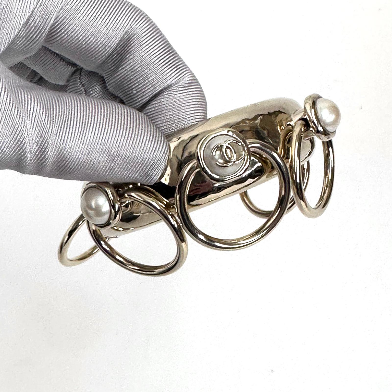 Chanel Bracciale rigido GP oro con perle e anelli mobili – Autunno 2022