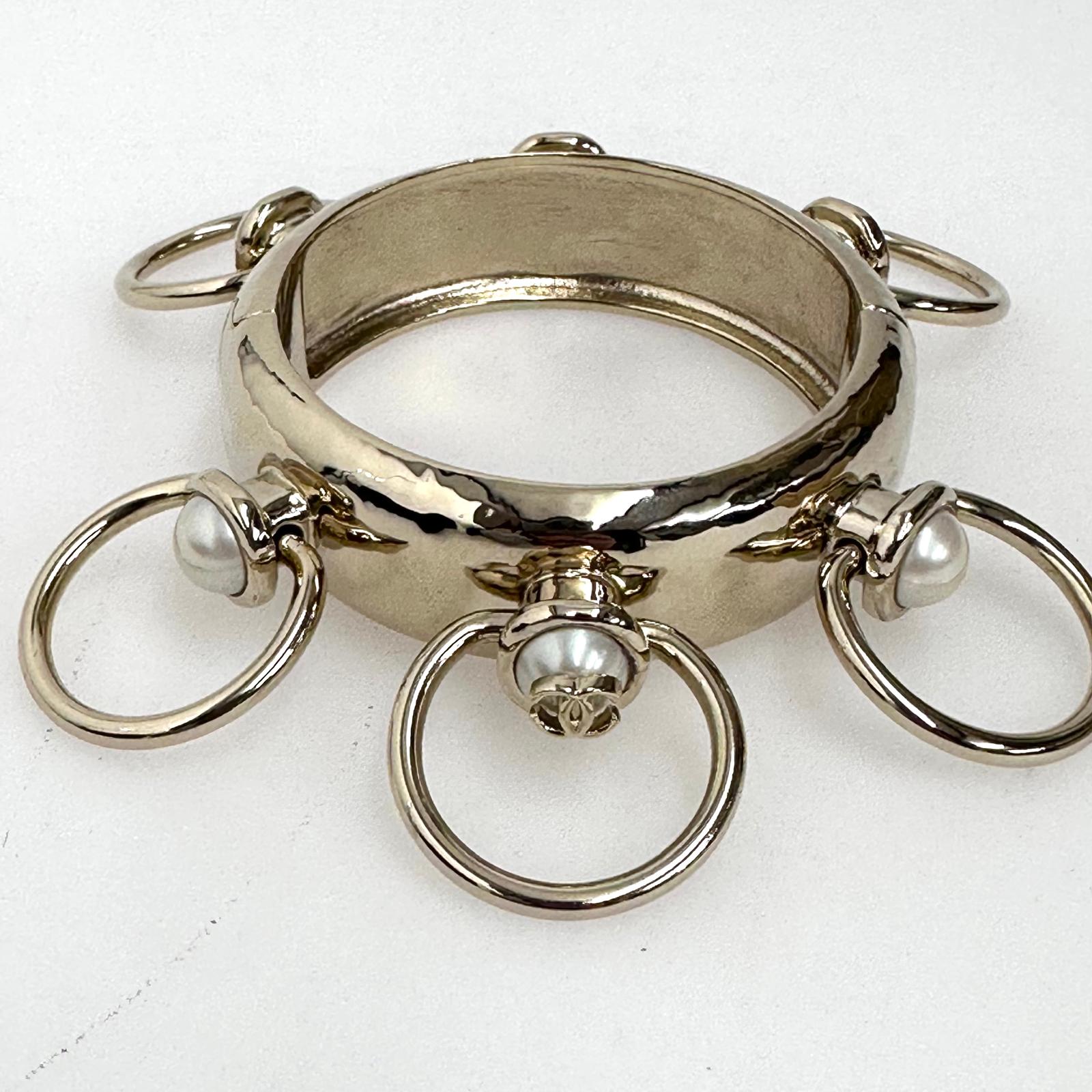 Chanel Bracciale rigido GP oro con perle e anelli mobili – Autunno 2022
