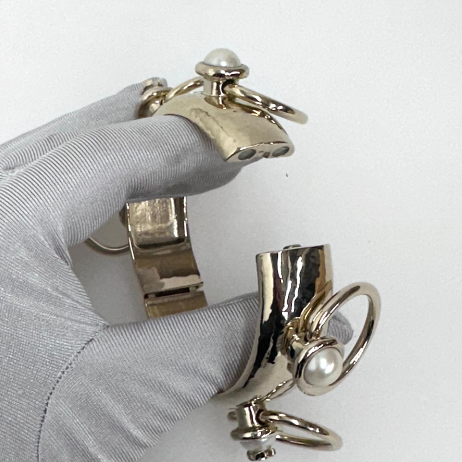 Chanel Bracciale rigido GP oro con perle e anelli mobili – Autunno 2022