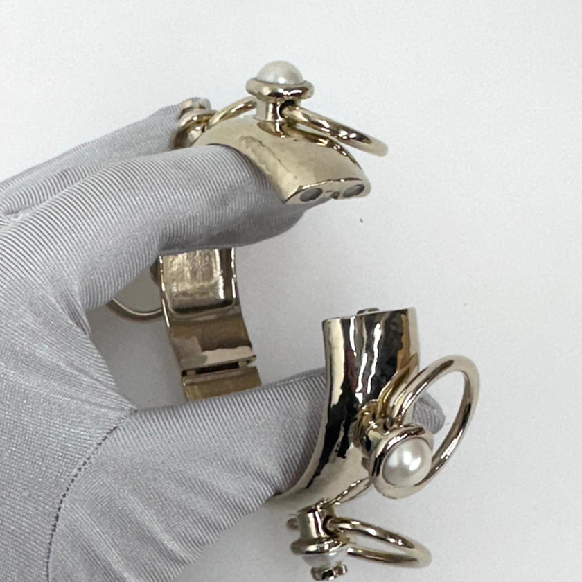 Chanel Bracciale rigido GP oro con perle e anelli mobili – Autunno 2022