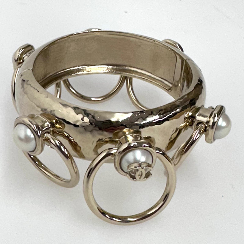Chanel Bracciale rigido GP oro con perle e anelli mobili – Autunno 2022