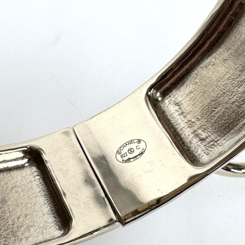 Chanel Bracciale rigido GP oro con perle e anelli mobili – Autunno 2022