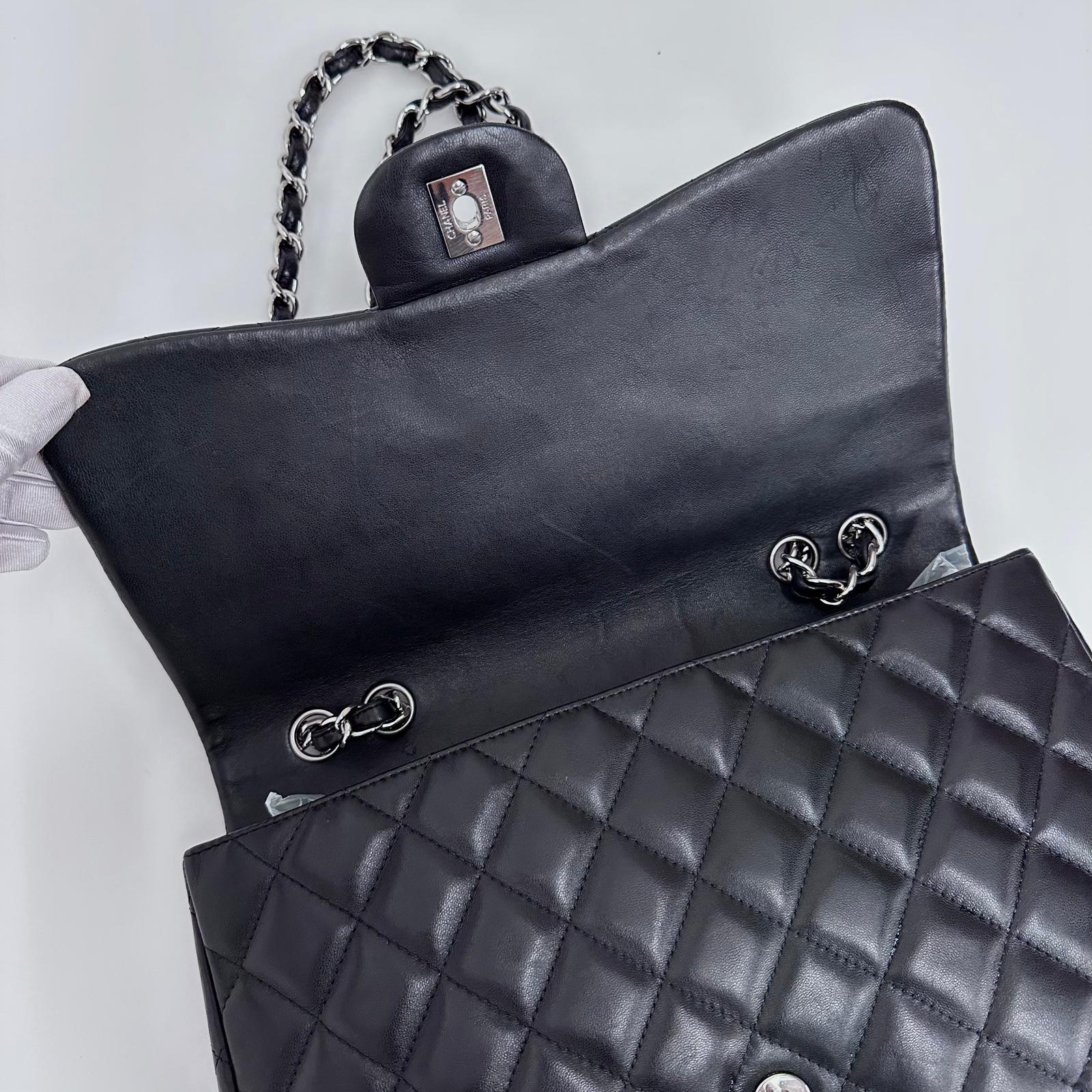 Chanel Classic Flap 30 in Pelle Lambskin Nera con Hardware Argento