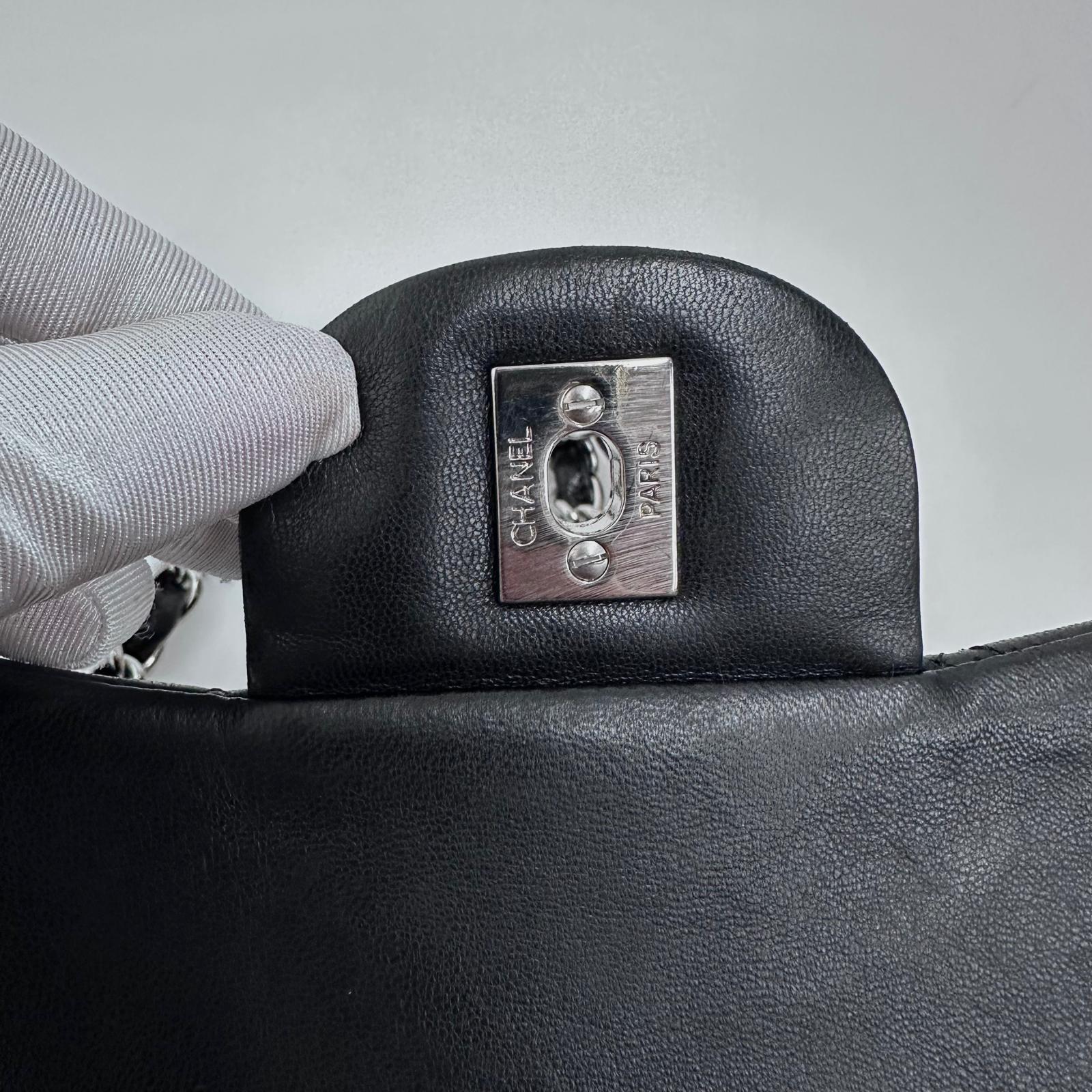 Chanel Classic Flap 30 in Pelle Lambskin Nera con Hardware Argento